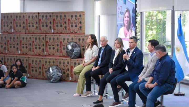 Gobierno entregó 2.000 ventiladores industriales para 300 escuelas de la Provincia