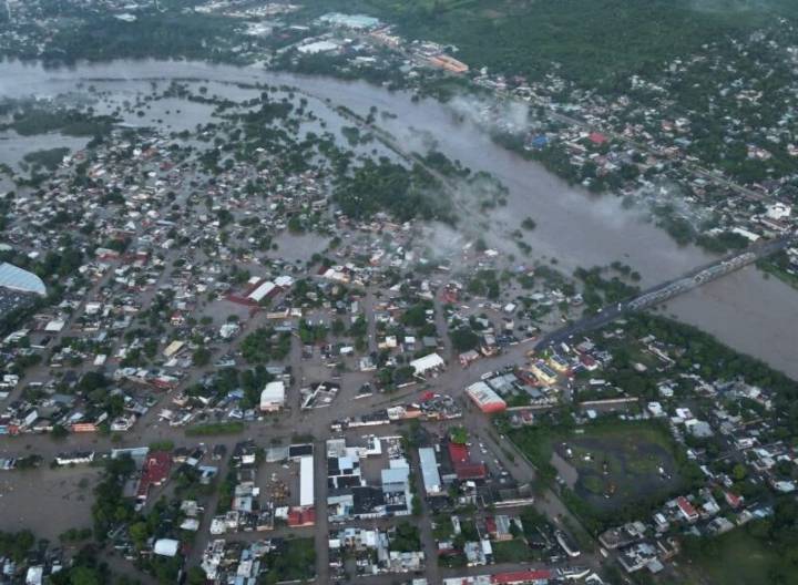 Reporta Sheinbaum cien mil viviendas afectadas por lluvias en cinco estados