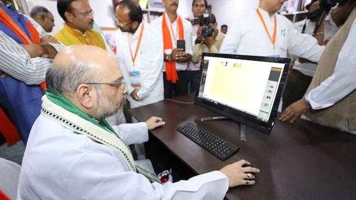 Shah goes desi with Zoho mail