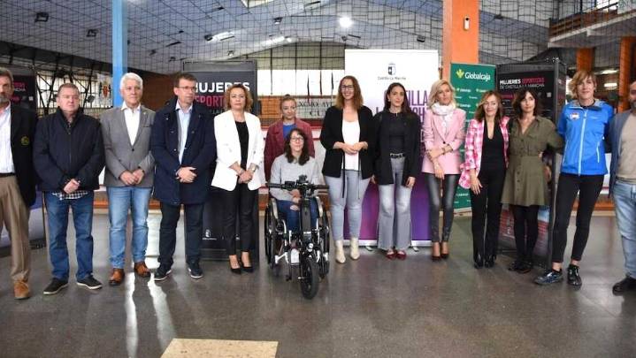 Una exposición en Cuenca muestra el talento femenino en el deporte en once piezas