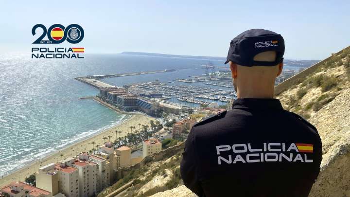 Detenidas tres personas por el hurto de un bolso a un bañista en la playa del Postiguet