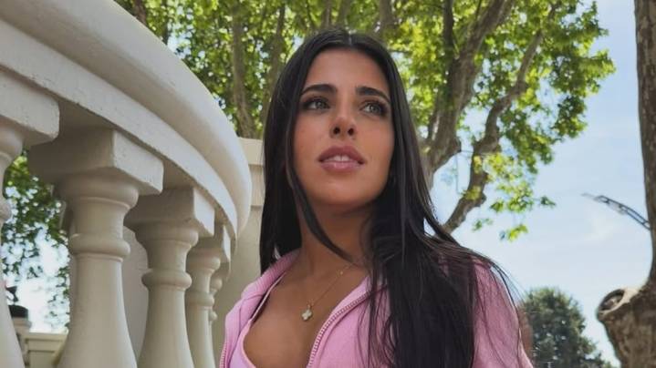 Lady in pink: Valentina Cervantes combinó un look deportivo con una carterita Chanel