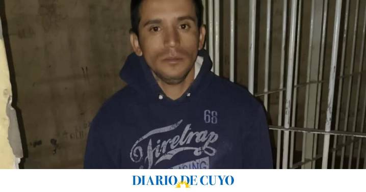 Caminaba con una batería de auto en la mano e insultó a los policías: terminó tras las rejas