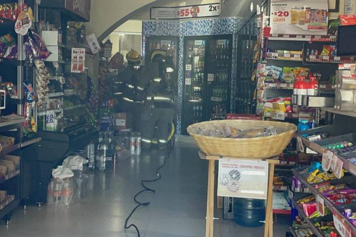 Humo moviliza a bomberos y Policía en tienda del centro de Saltillo; cortocircuito controlado