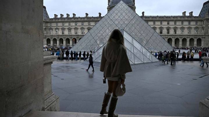 “Vimos la corona de Eugenia en el suelo, no lo podía creer”, dijo la empleada del Louvre que encontró la joya dañada