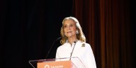 La nueva lección de estilo de la infanta Elena, a los 61 años, con chaqueta de Dior y falda plisada
