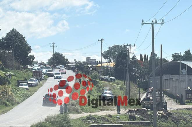 Muere hombre prensado al chocar contra poste de luz