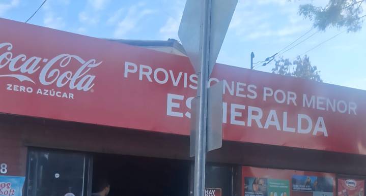 Amenazando con arma de fuego asaltan un negocio en la Población Wicker de Chillán.