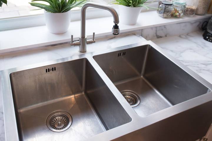 Homeowners Should Pour Baking Soda, Vinegar Down Drains to Prevent Clogs