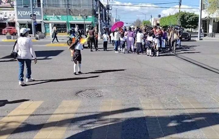 Celaya: Bloquean bulevar para exigir un maestro en primaria