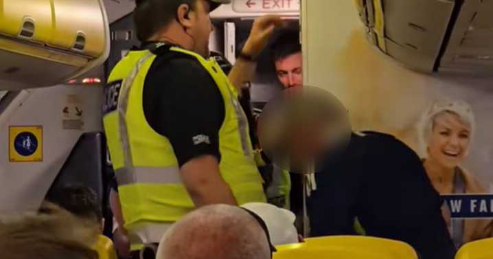 Moment police storm Edinburgh flight after Ryanair staff issue warning onboard