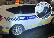 Desconocidos pinchan de madrugada las ruedas de dos vehículos de la Policía Municipal de Elgoibar