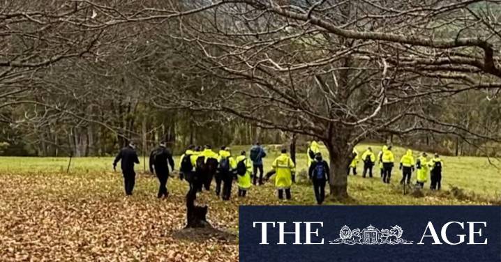 Police officers converge on national park in search for Dezi Freeman