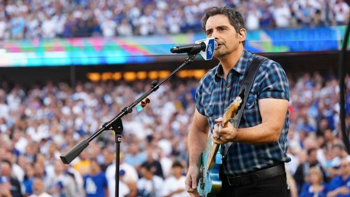 Brad Paisley's national anthem precedes fourth extra