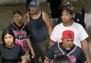 Detenidos tras riña en campo de béisbol buscan llegar a acuerdo