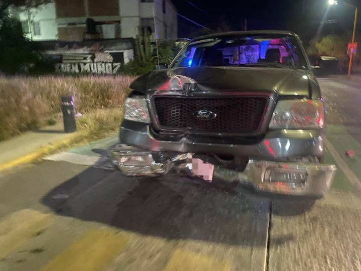 Joven en estado de ebriedad estrella su camioneta contra una casa habitación en el Fidel Velázquez