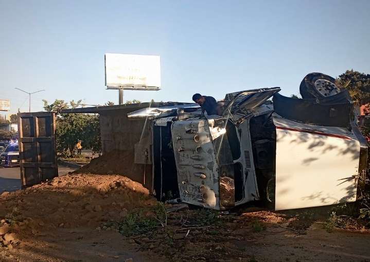 Camión se vuelca con todo y tierra, derriba árboles y un poste en el Bulevar Casa Blanca