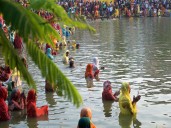 Devotees offer evening Arghya as Chhath celebrations reach third