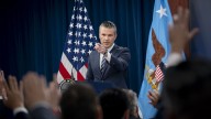Plantón de la prensa a Trump en el Pentágono: señalan un "debilitamiento de la libertad de expresión" por la nueva política de Defensa