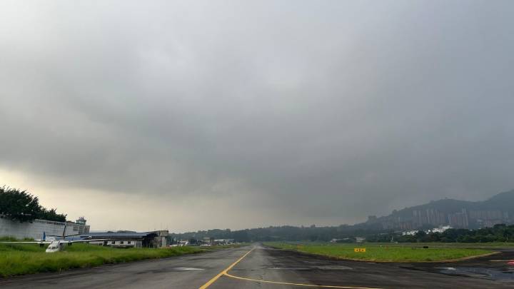 Retrasos y cancelaciones de vuelos por condiciones meteorológicas en Medellín