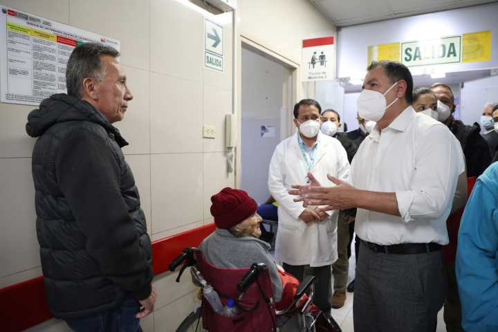 Ministro Jorge Figueroa realiza visita inopinada al Hospital Santa Rosa y constata atención a pacientes
