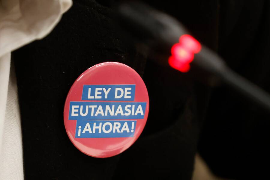 Proyecto de eutanasia pierde urgencia legislativa por visita de Boric al Vaticano