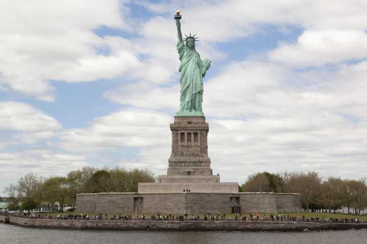 La Estatua de la Libertad cierra al público mientras dure el cierre gubernamental de EEUU