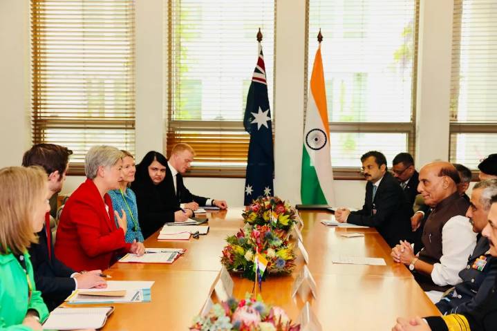 Defence Minister Rajnath Singh meets Australian Foreign Minister in Canberra; pays tribute at war memorial