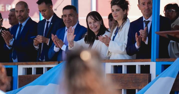 Cutral Co festejó el aniversario con un nutrido desfile y anuncios de obras