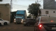 Tráiler provoca caos al circular en sentido contrario