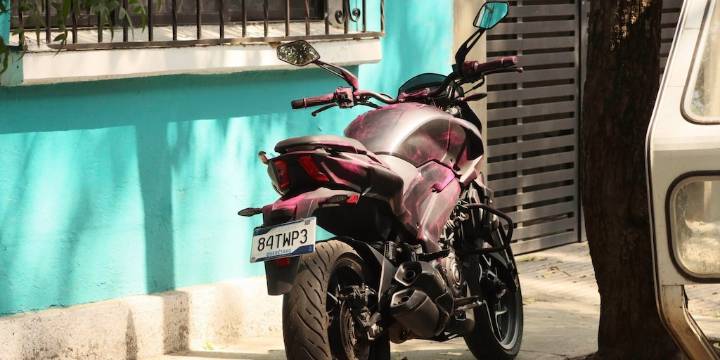 ¿De cuánto es la multa por conducir motos sobre la acera?