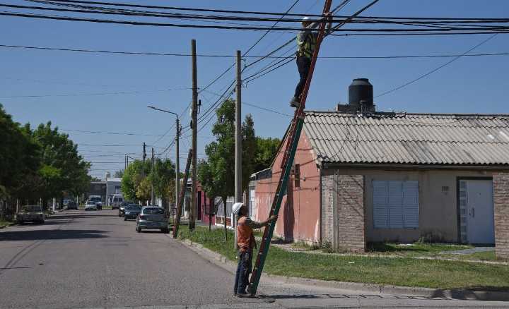La municipalidad intimó a Clarín por los cableados no autorizados