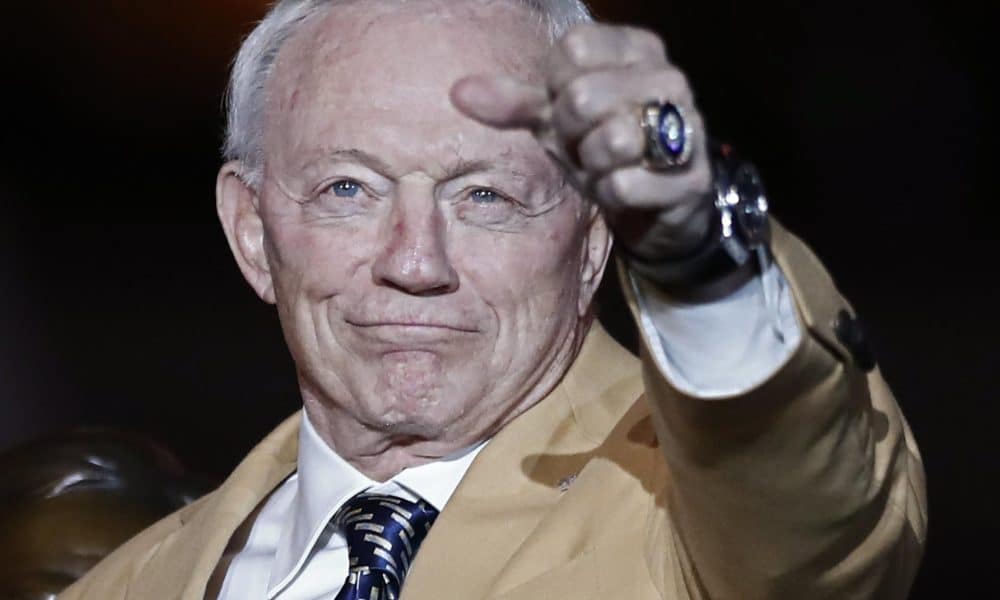 Jerry Jones, propietario de Cowboys se disculpa por gesto obsceno hacia hinchas