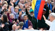 Miles de venezolanos asisten al Vaticano para honrar a sus primeros santos