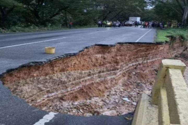LLuvias en Barinas, Zulia y Mérida causan inundaciones, derrumbes y colapso de puente