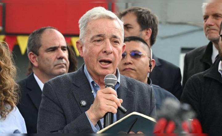 Álvaro Uribe es absuelto de soborno a testigos: juez deja sin efecto condena de 12 años a expresidente de Colombia