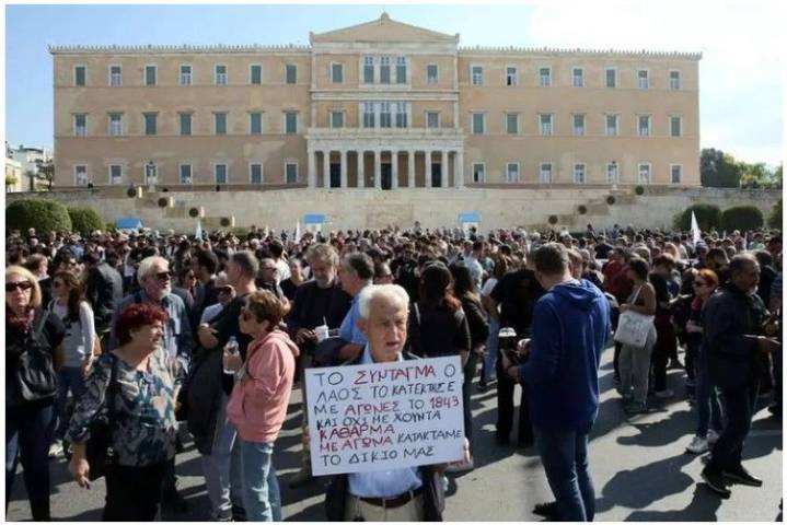 Grecia aprobó las jornadas laborales a 13 horas: sindicatos hablan de un "retroceso histórico"
