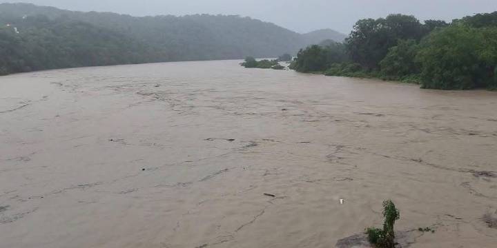 Evacúan a 1,360 familias por emergencia de lluvia en la huasteca potosina