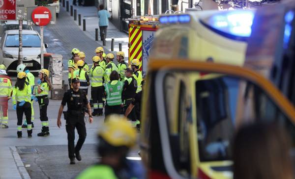 Colapso en Madrid: un edificio se derrumbó y hay personas atrapadas entre los escombros