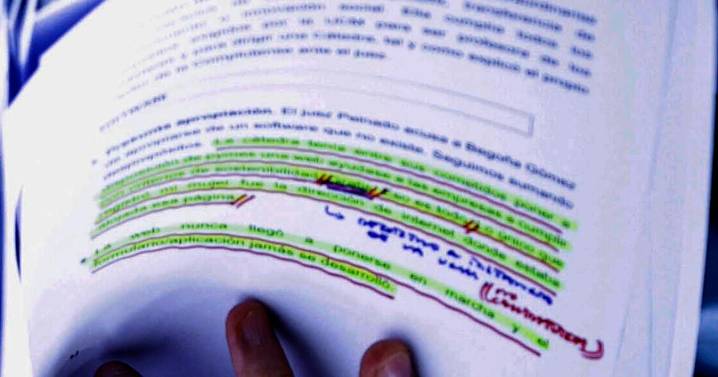 Sánchez deja a la vista sus apuntes sobre su mujer en un descuido: «El software no existe»