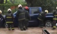 Una Amarok quedó atascada tras la rotura de un caño