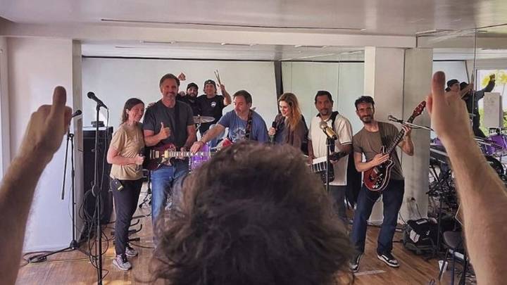 Milei da un recital con su banda y presenta su nuevo libro en el Movistar Arena