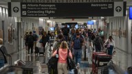 Detienen a hombre armado con un rifle en aeropuerto de EU; amenazó en redes con realizar un tiroteo