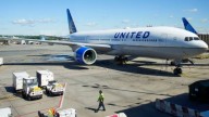 La ventana de la cabina de un vuelo de United podría haber sido golpeada por un globo meteorológico, dice la compañía