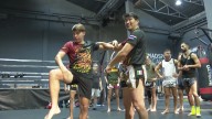 Arjan Pipa y Somrak Khamsing arrasan Madrid con su lección de Muay Thai: "Es mágico y un privilegio tenerlos aquí en España"