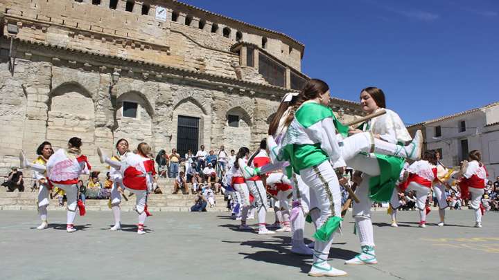 Los dances de Los Monegros se reúnen en Robres para celebrar su fuerza y unión