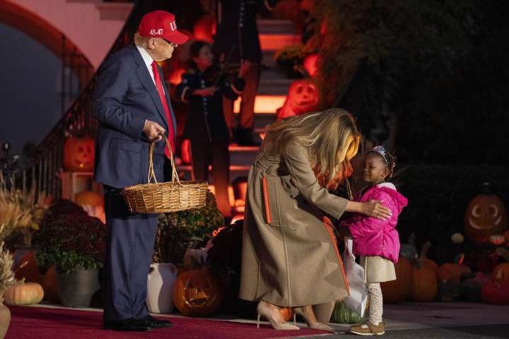 Trump y Melania entregan dulces a decenas de niños en la Casa Blanca