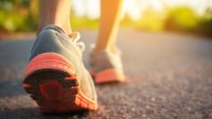 ¿Cuáles son los beneficios de caminar hacia atrás?