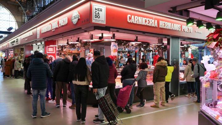 David y Erika, la sonrisa diaria que mantiene viva una carnicería emblemática del Mercado Central de Zaragoza