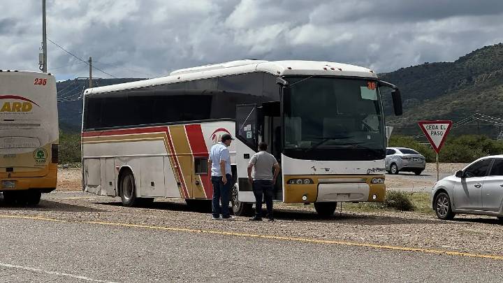 Pasajeros quedan atrapados en autobús entre Santa Bárbara y El Oro por falla mecánica